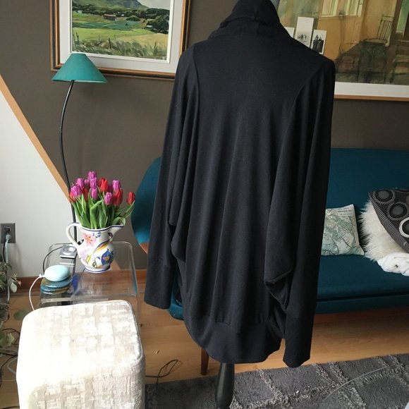 Black Market Voluminous Top - Picture 2 of 8